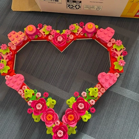 LEGO Floral Heart Wreath with Pink and Green Accents - Picture 2 of 4